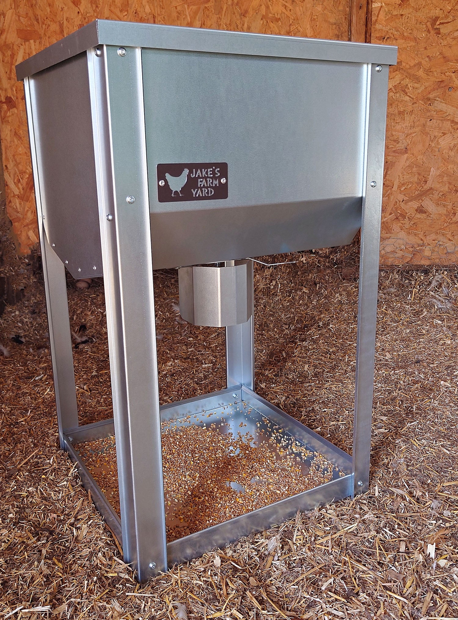 Jake's Farm Yard Easy-Release Standing Feed Hopper for Chickens