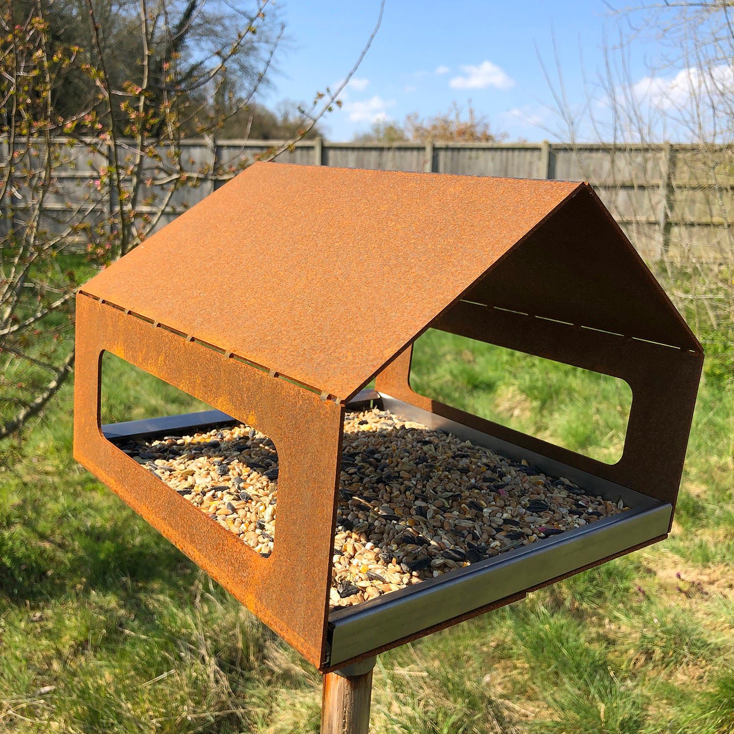 Rustic Steel Garden Bird Feeder with Removable Tray & Mounting Pole