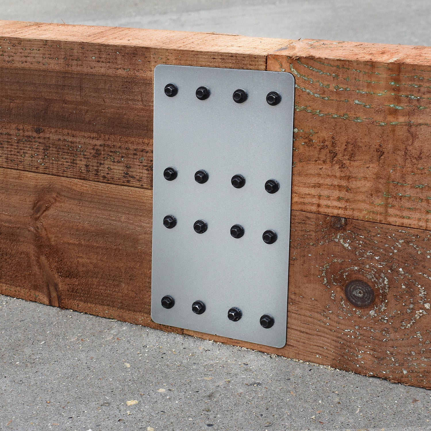 Closeup of the bracket used to secure the straight edges of the railway sleepers in rectangular planters.